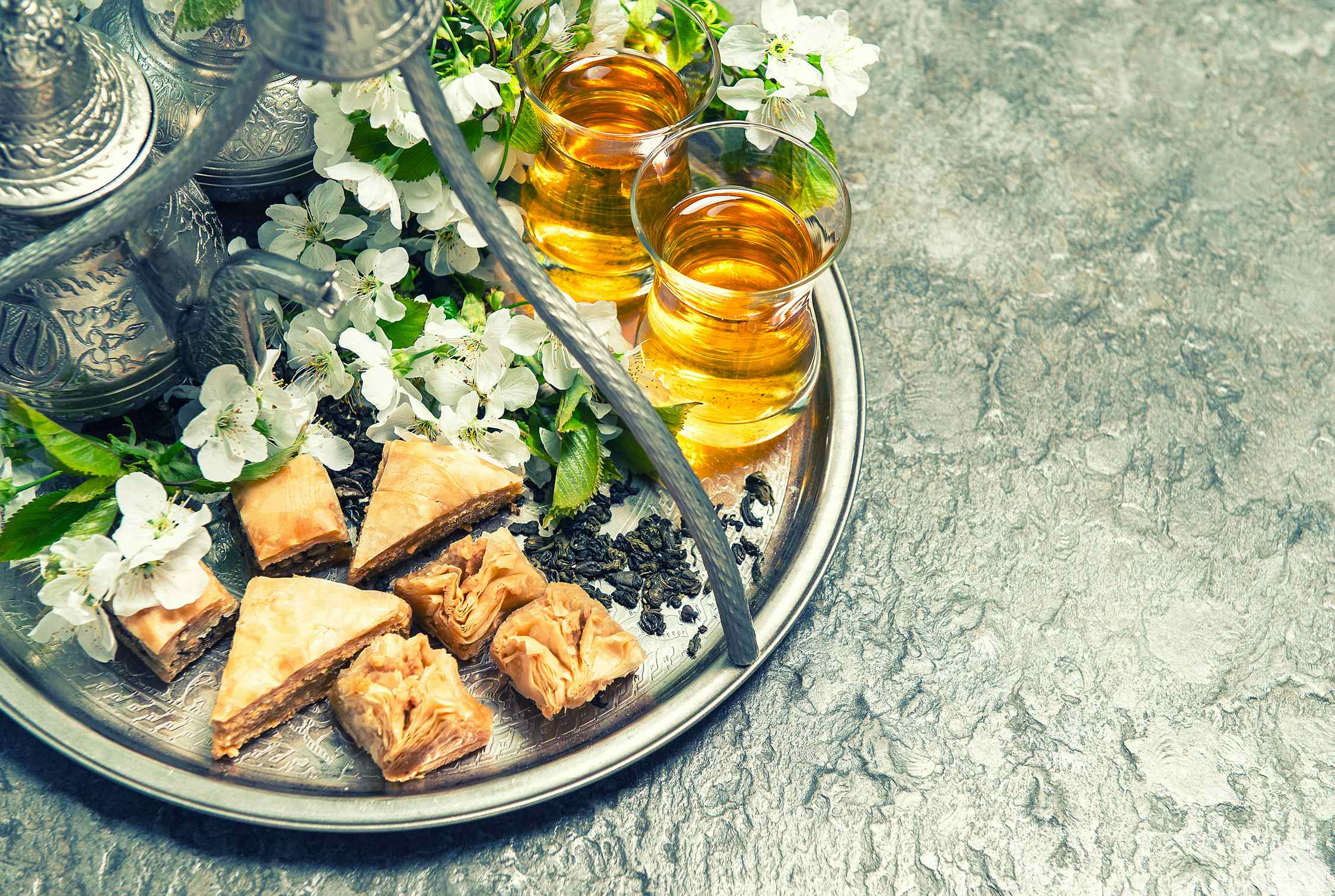Plateau de pâtisseries marocaines et thé à la menthe par la cuisine de roukia à libourne
