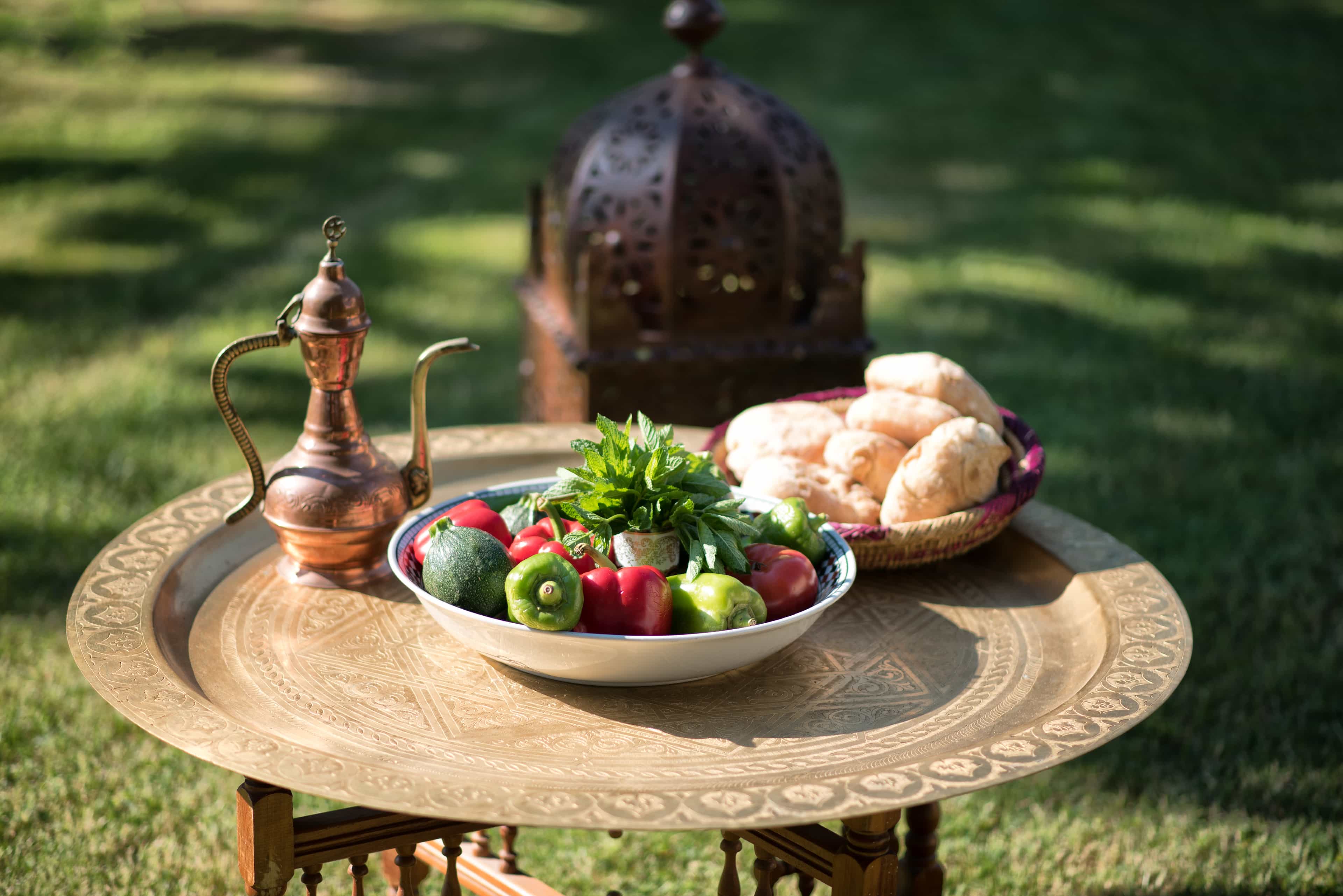 Table orientale en exterieur réalisée par la cuisine de roukia à Bordeaux